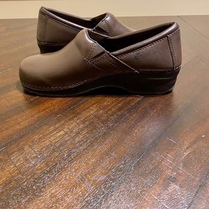 LL Bean Brown Leather Classic Clogs size 7 1/2